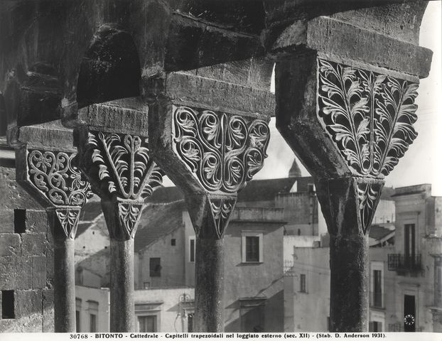 Anderson — Bitonto - Cattedrale - Capitelli trapezoidali nel loggiato esterno (sec. XII) — insieme